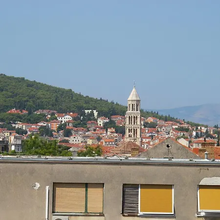 Διαμέρισμα And Lucac Manus