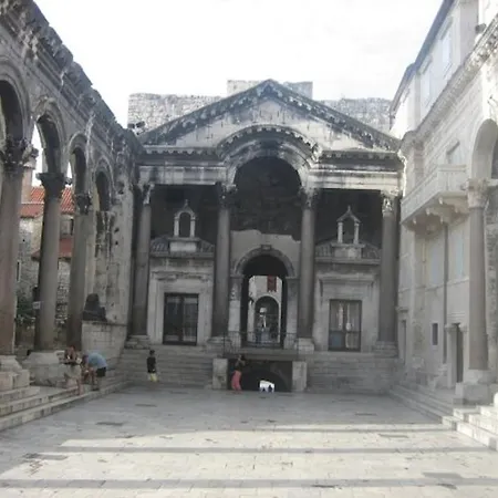 Διαμέρισμα And Lucac Manus Σπλιτ