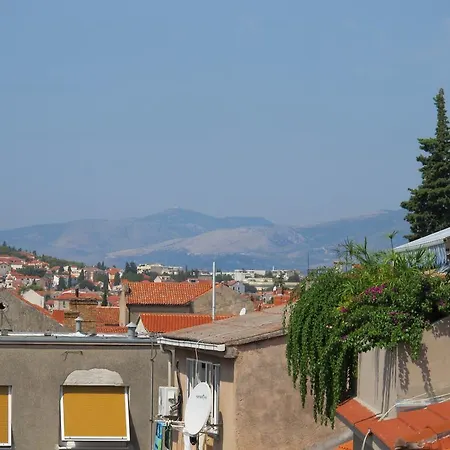 Apartment And Lucac Manus *